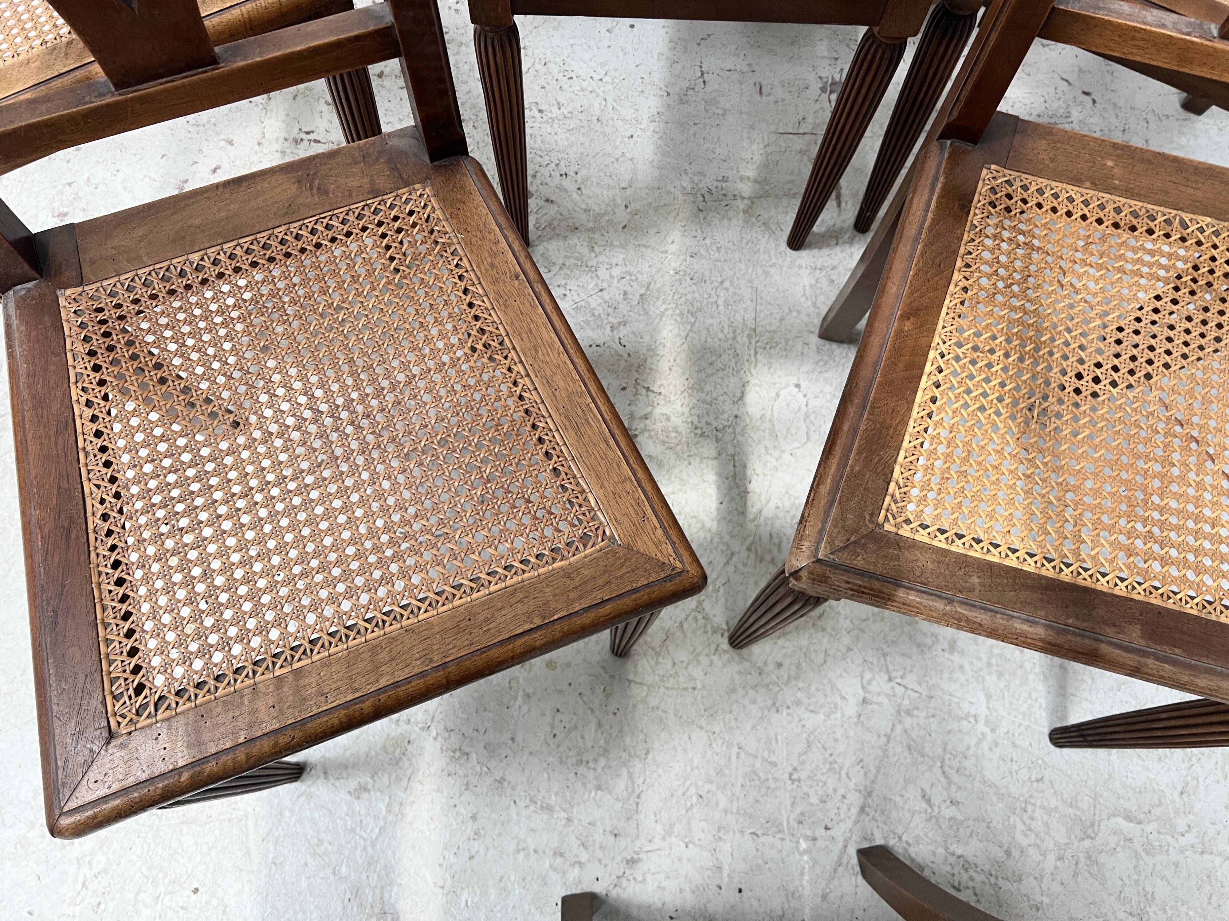 Art Deco table and six chairs in solid walnut, 20th century.