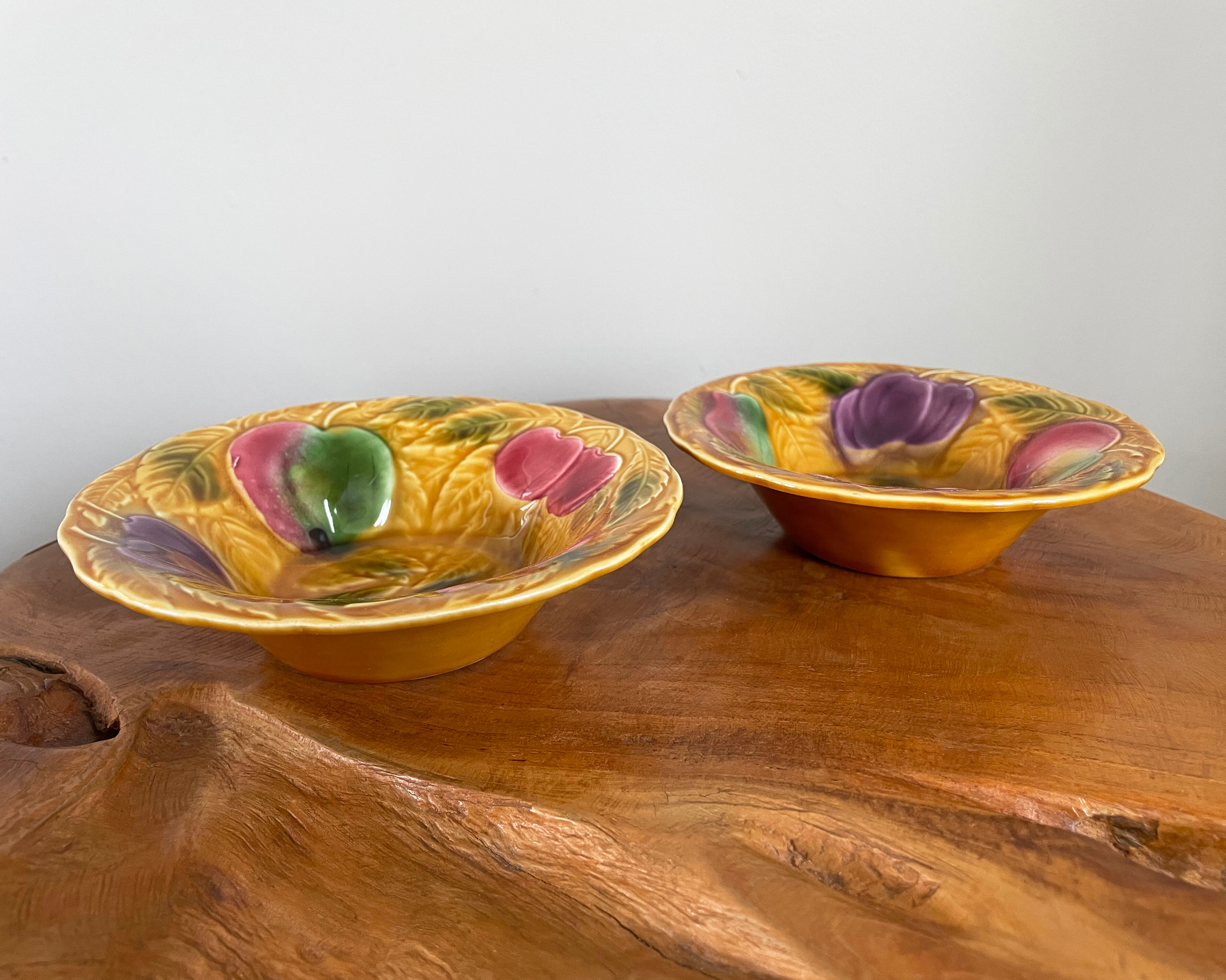Paire de bols de service Sarreguemines Majolica représentant des fruits et des feuilles, Barbotine des années 1980