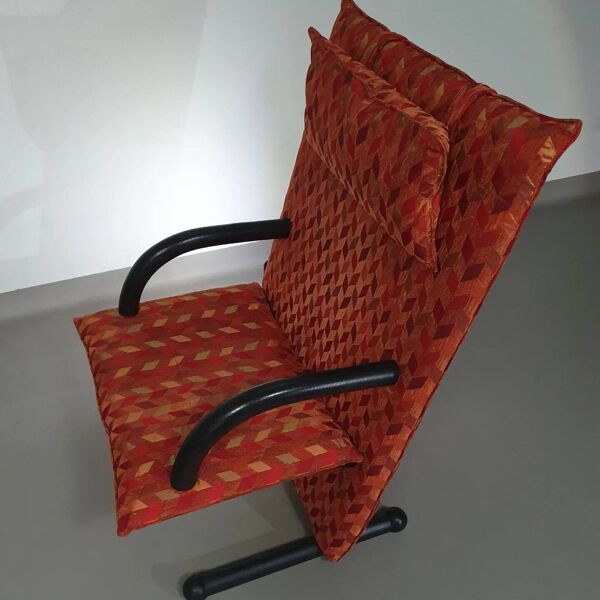 2 fauteuils par Burkhard Vogtherr. Fabriqué par Arflex en Italie. Cette « T-Line » post-moderne