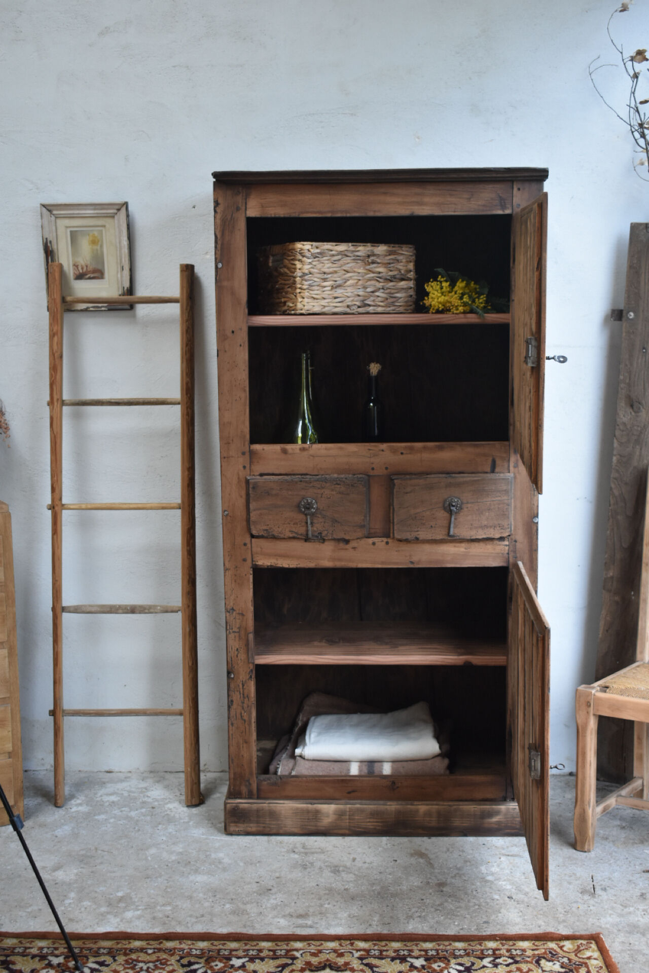 Rustic bonnetière