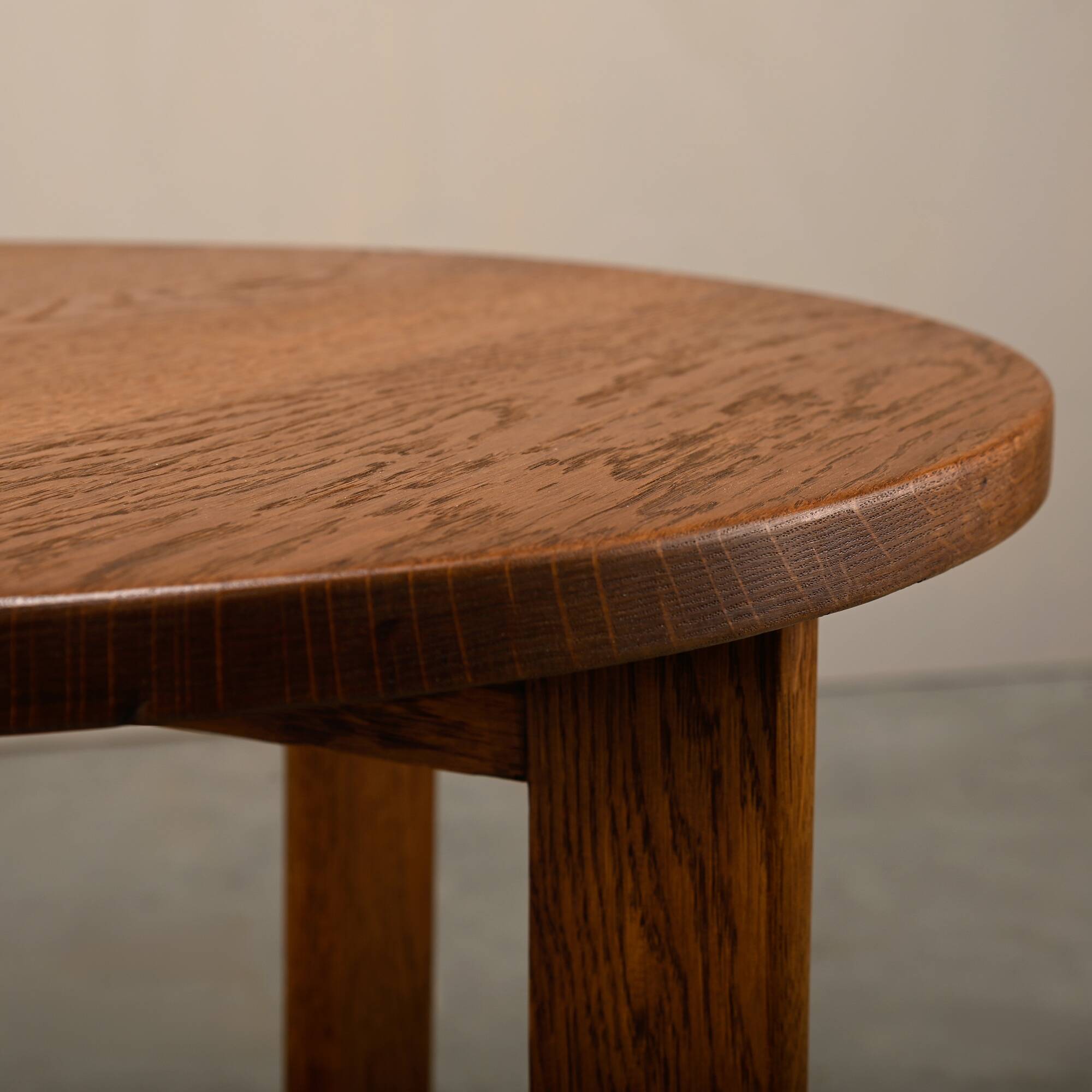 Table d'appoint en chêne de l'École d'Amsterdam Art Déco moderniste néerlandaise.