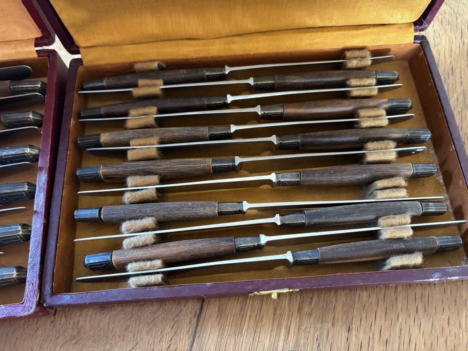 Service of 24 Art Deco knives with wooden handles and engraved metal ferrules from 1930.