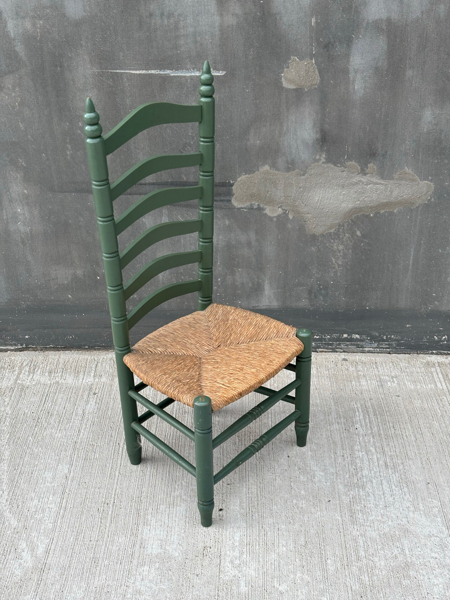 Chaise basse d’appoint vintage à haut dossier et assise tressée