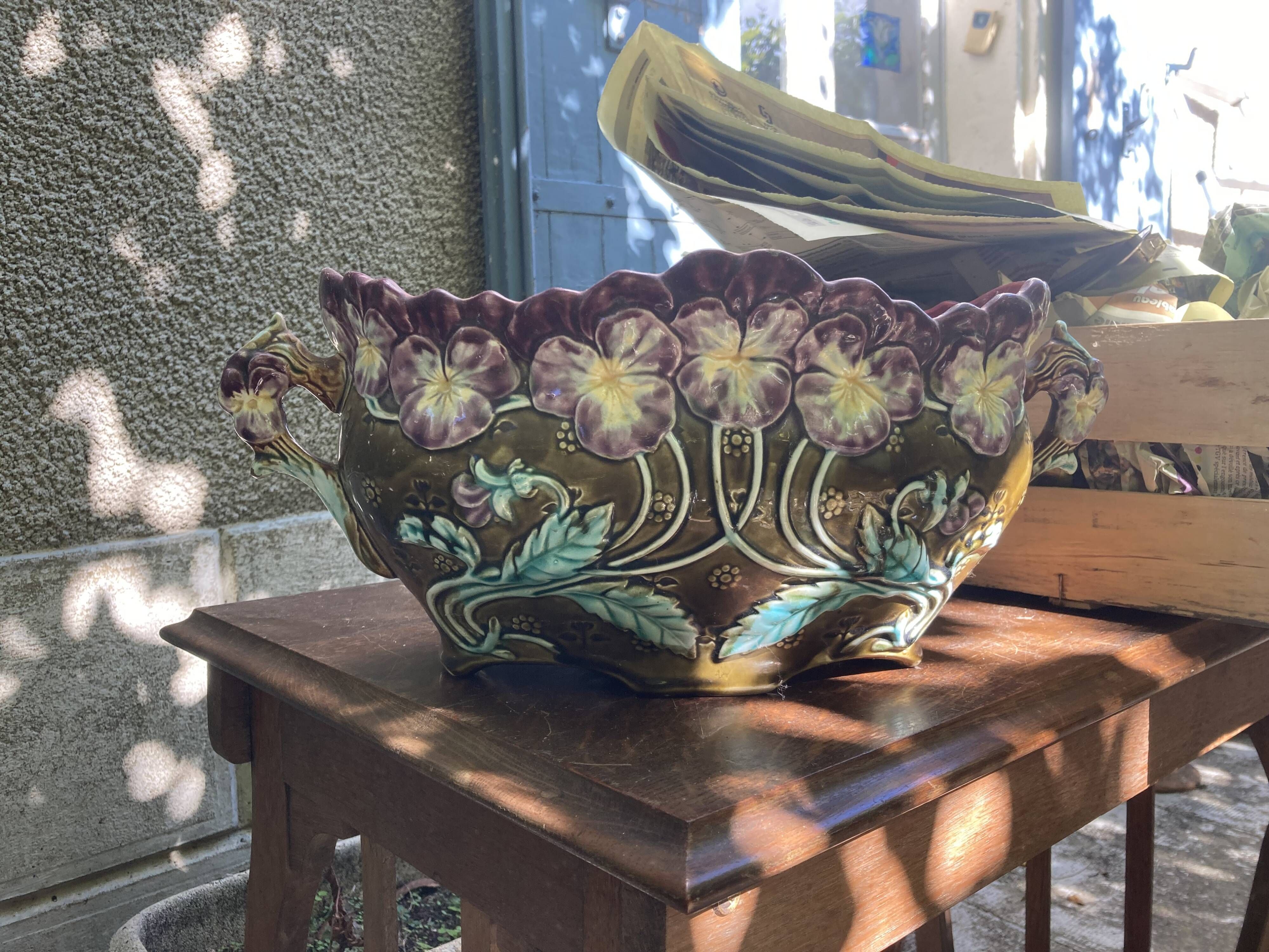Earthenware cache pot onneig
