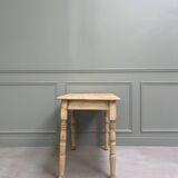 Table aux pieds tournés