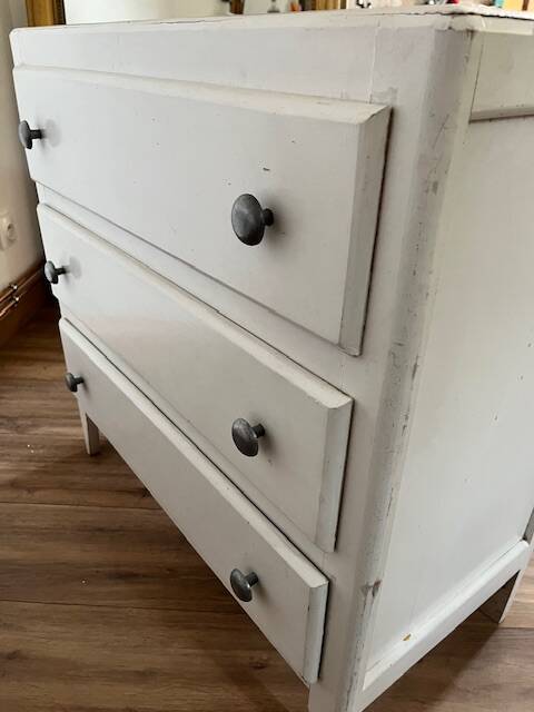 White chest of drawers