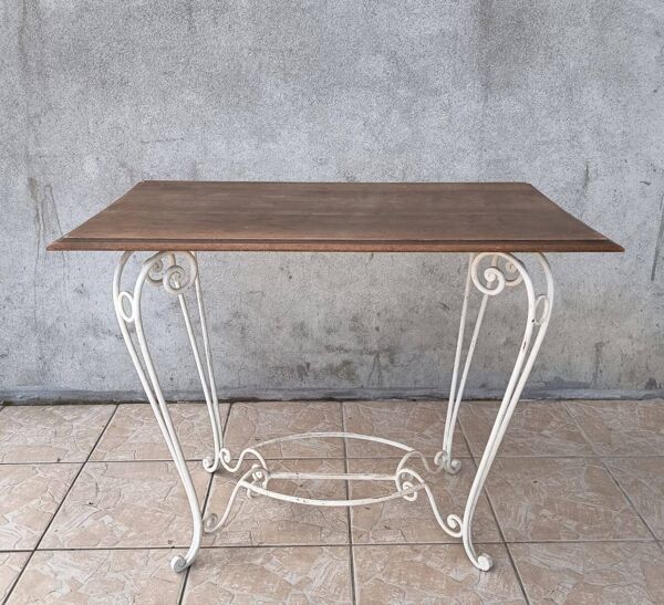 Table en fer forgé et plateau en noyer
