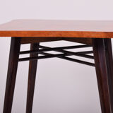 Table moderne du milieu du siècle fabriquée en Tchéquie des années 40. Noyer non restauré.