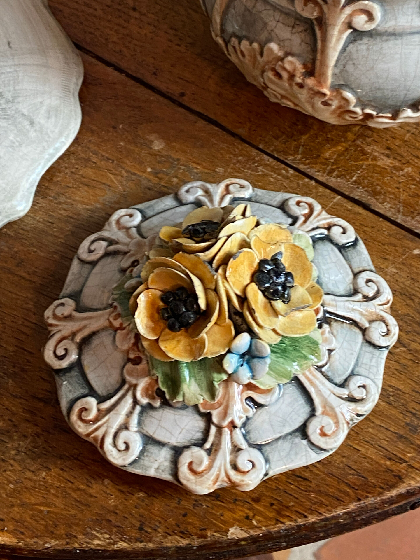 Bonbonnière in slipware