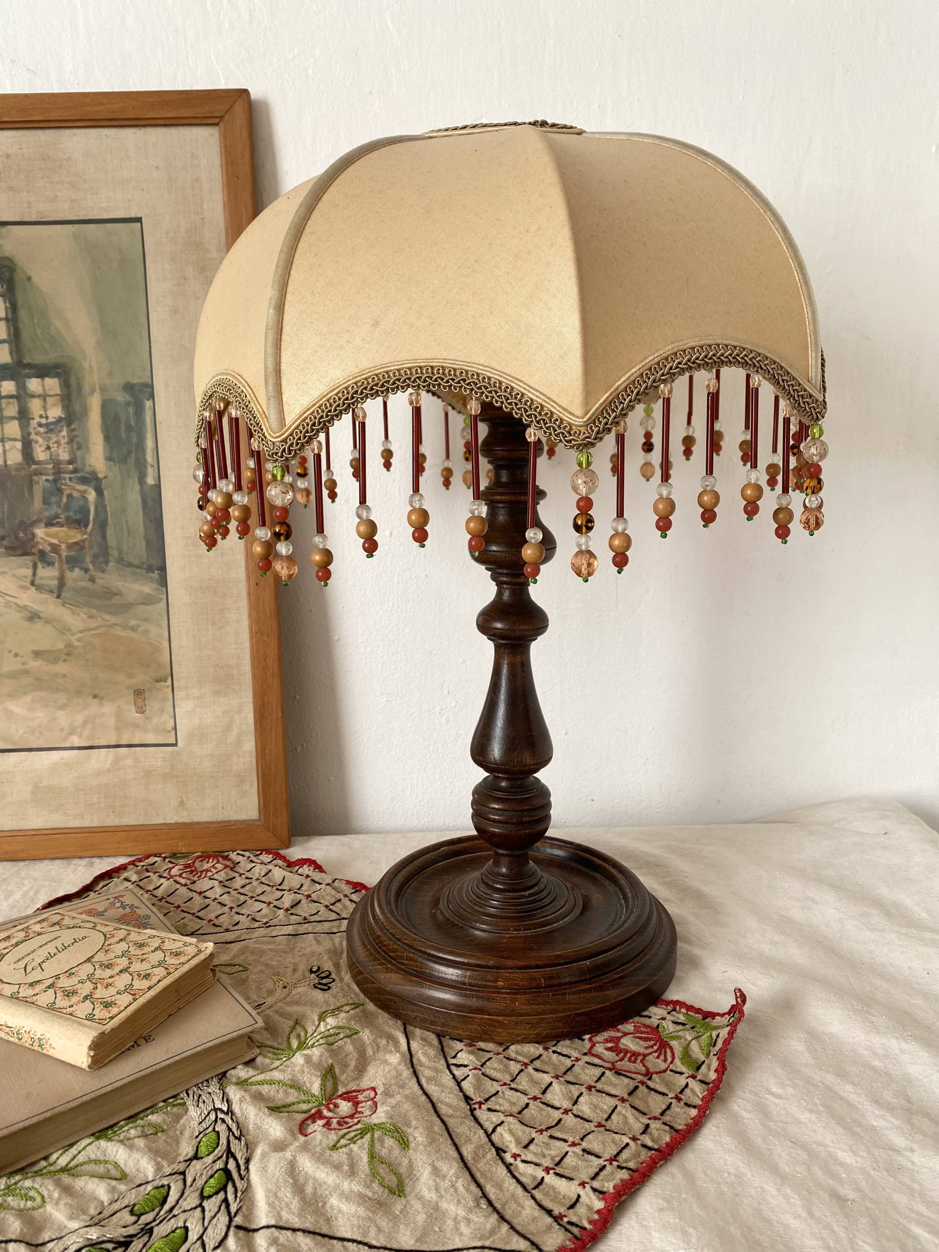 Lampe rétro bois tourné et perles 41 cm