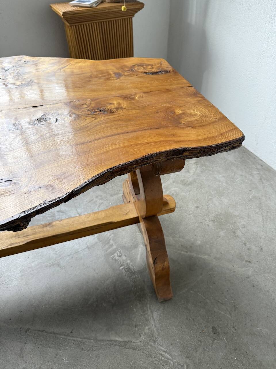 Table artisanale en orme massif, art populaire