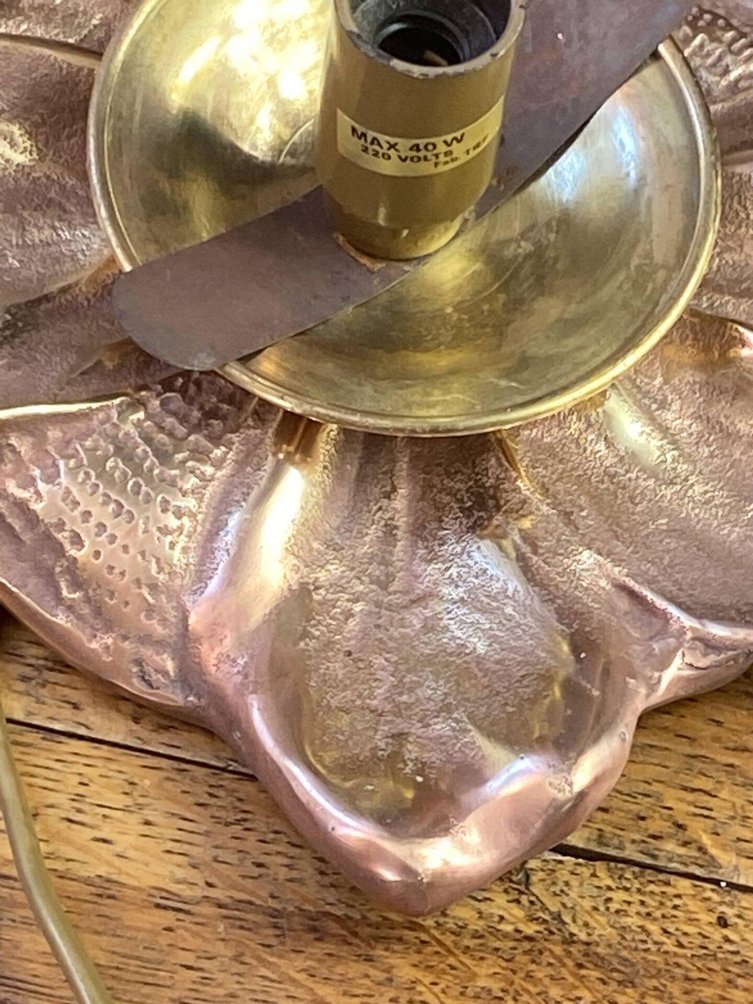Lampe à poser, feuillage  en bronze rosé