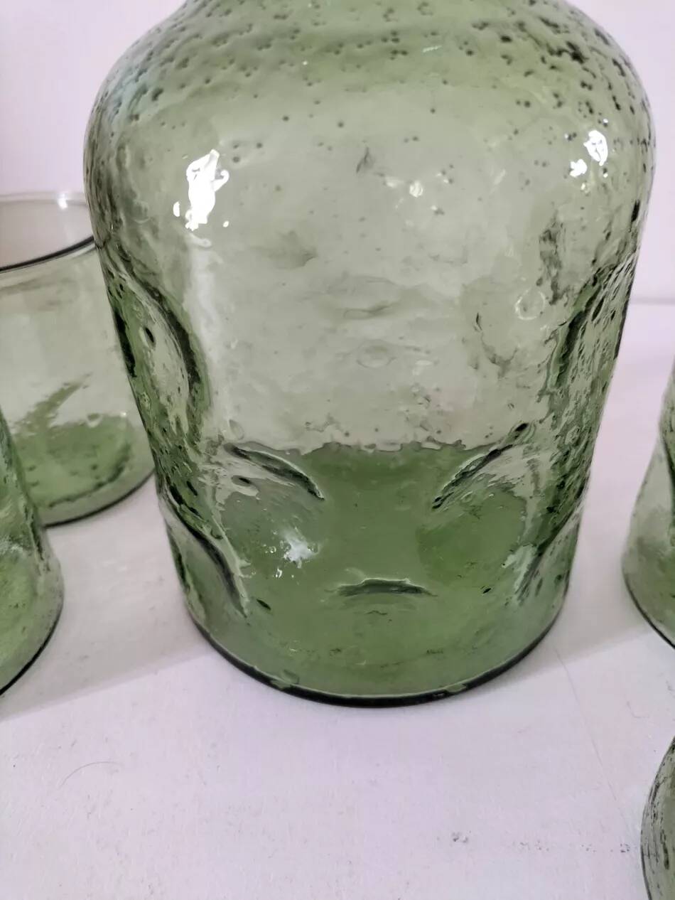 Carafe et gobelets assortis en verre moulé