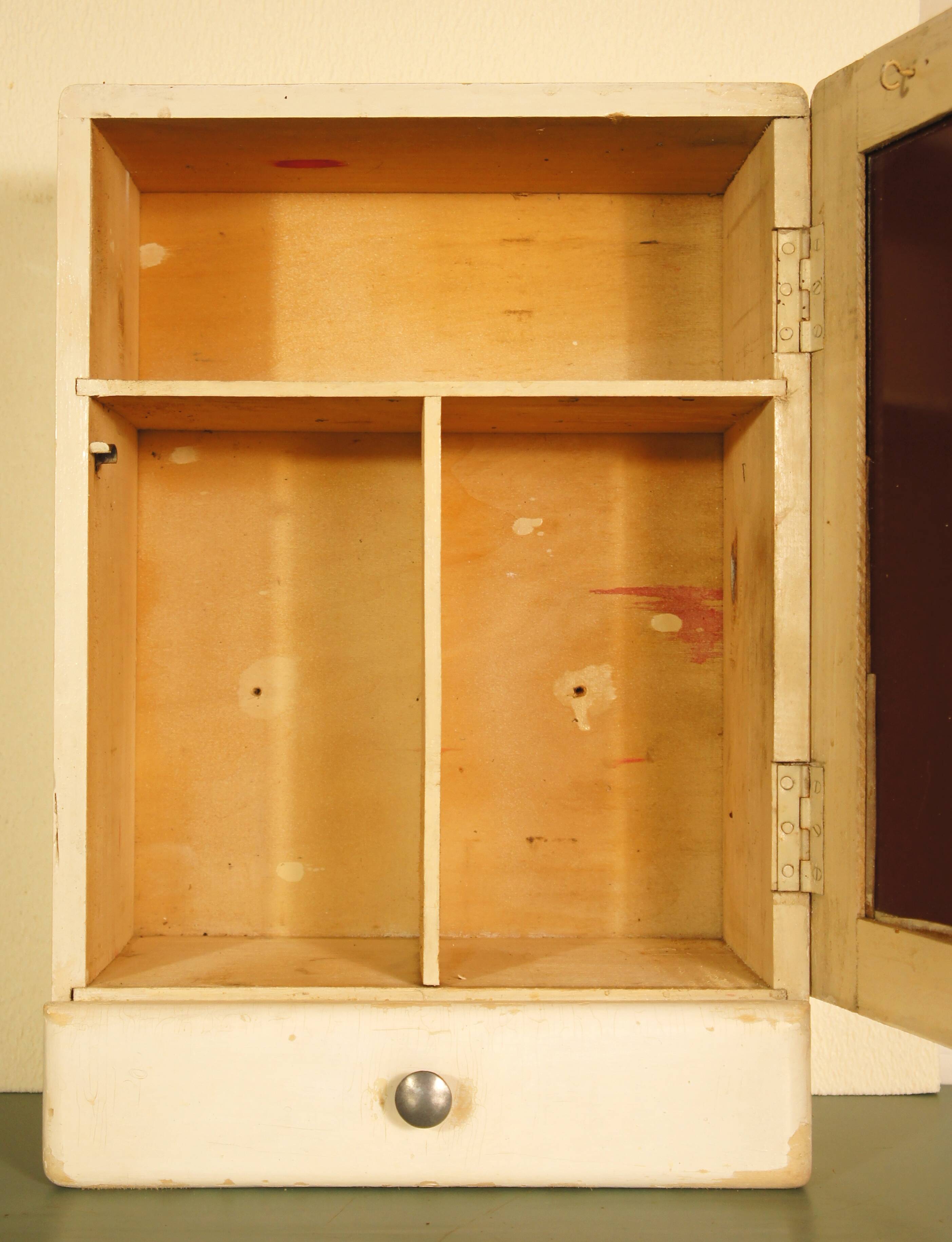 Armoire à pharmacie années 40