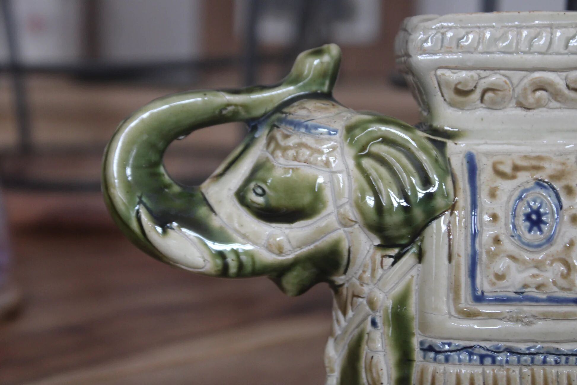 Vintage elephant ashtray in glazed ceramic – Green, cream and blue – Asian decor