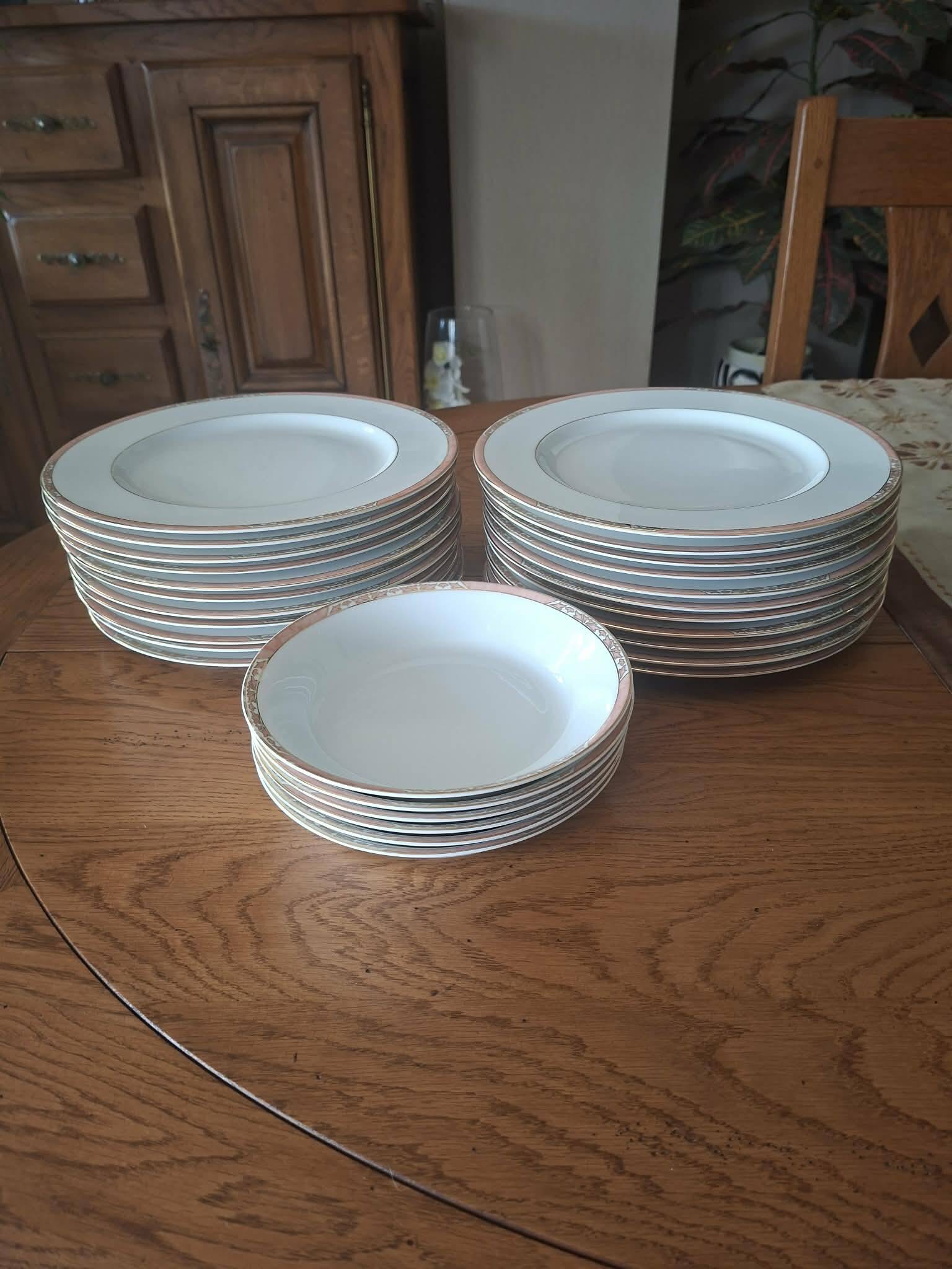 Service of 22 flat plates and 6 deep plates "Auray" - Philippe Deshoulières