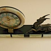 Horloge art déco marbre onyx & brass avec une gazelle spelter bronzée