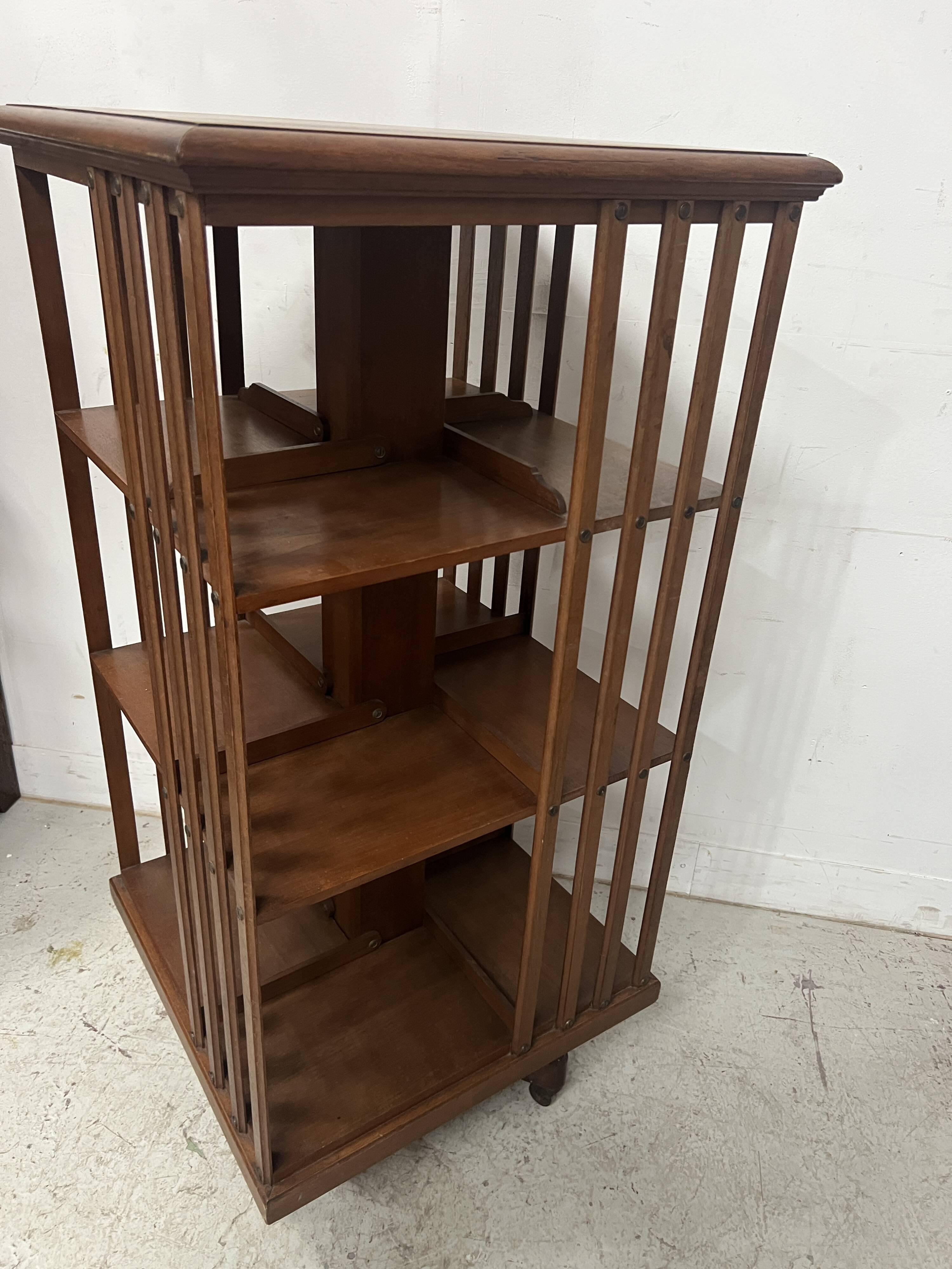 Rotating library in solid walnut, 20th century.