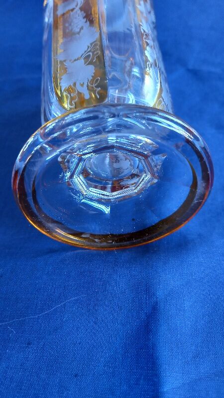 Small vase shaped chantournée with piedouche