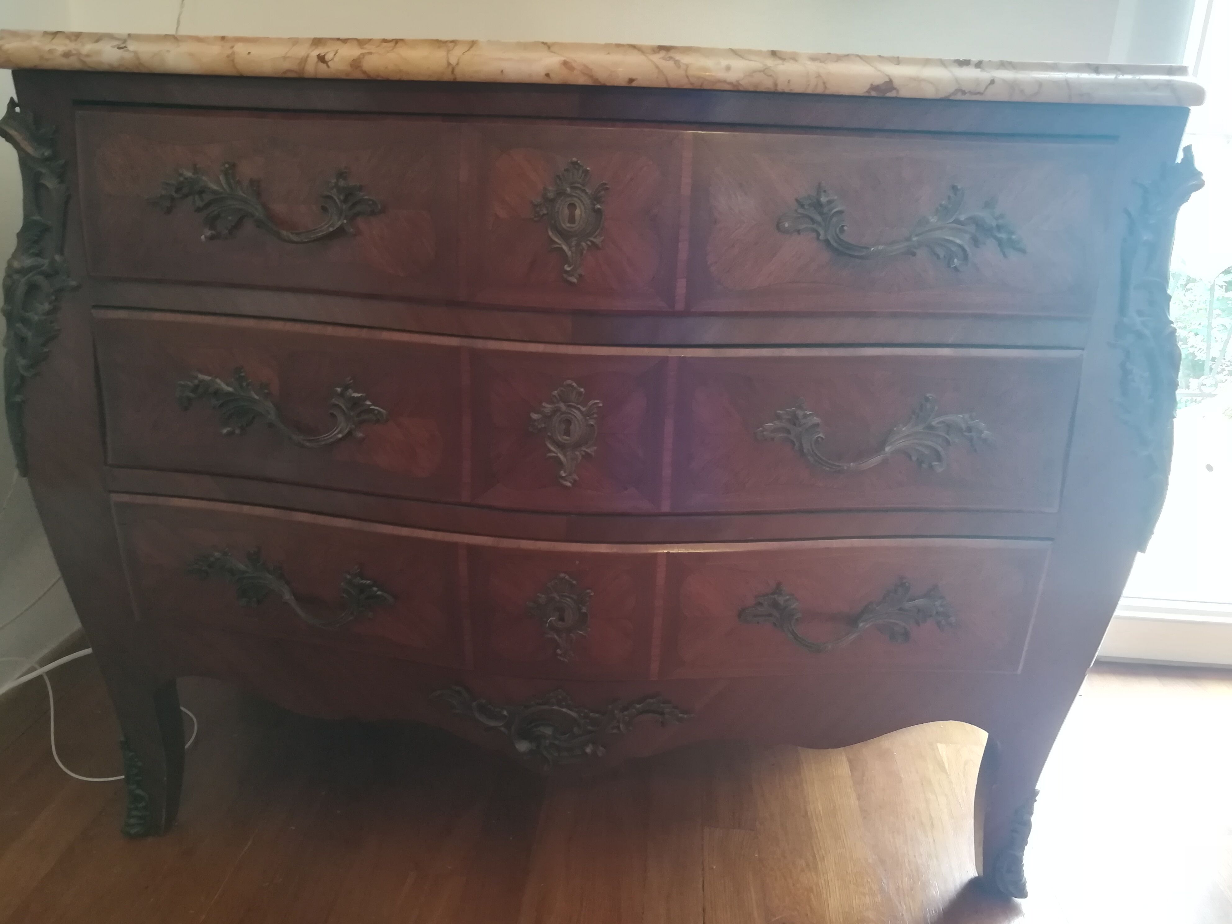 Commode style Louis XV