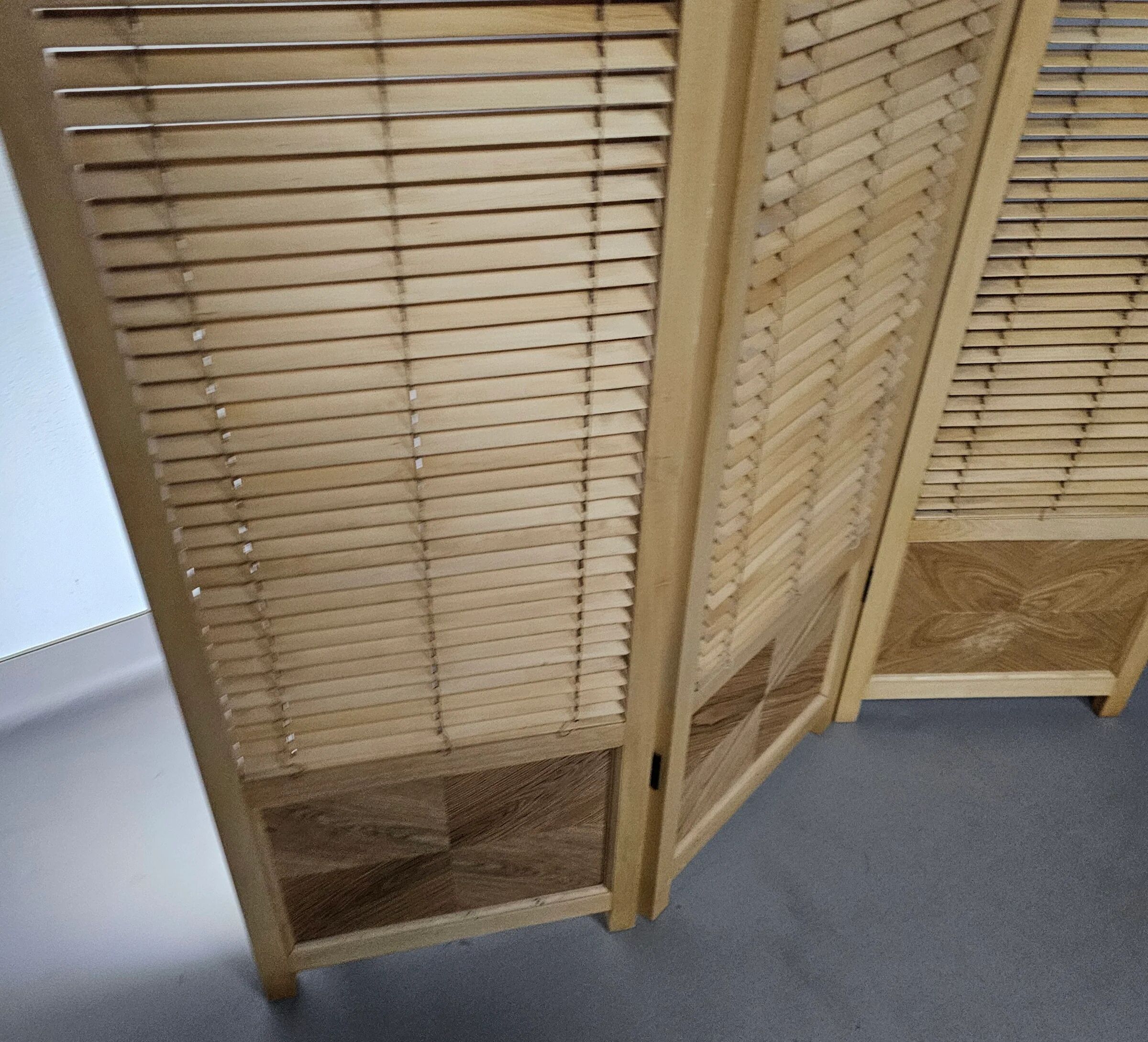 Room divider, French blonde beech louvered screen, 1960s, width 155 cm, height 185 cm