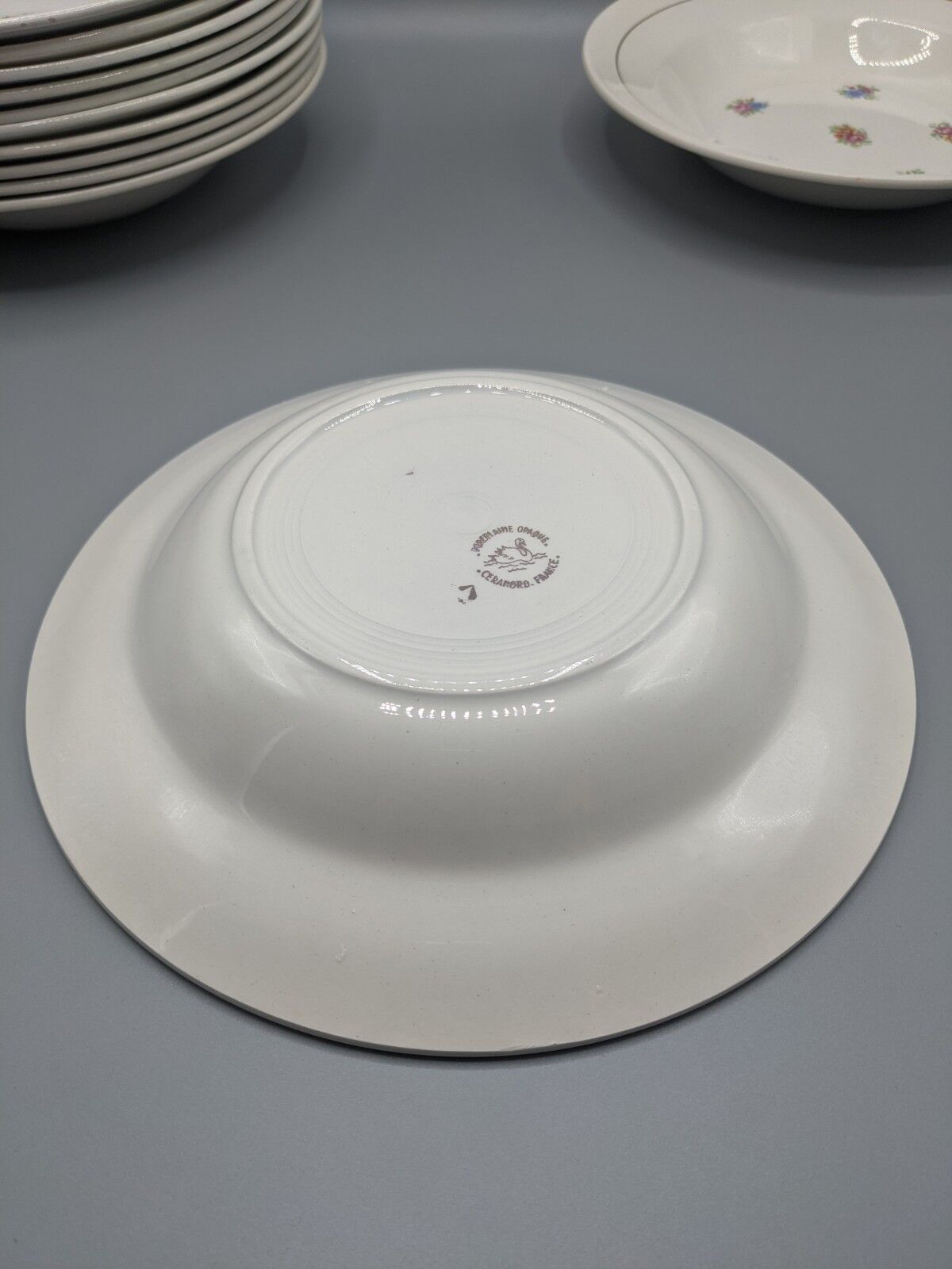 12 hollow porcelain plates, floral decoration and golden ledé - ∅: 23cm