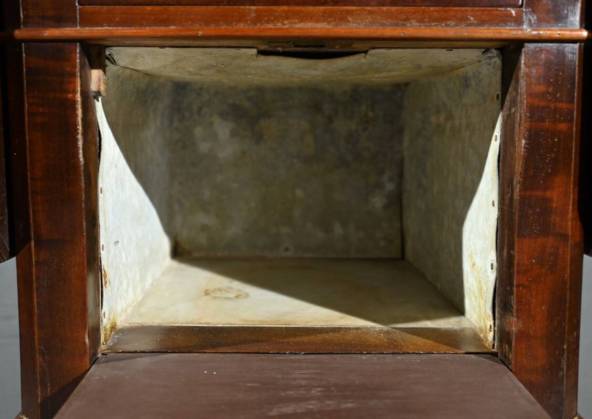 Petite table à volets en acajou, maison lemarchand, a. lemoine – milieu xixe