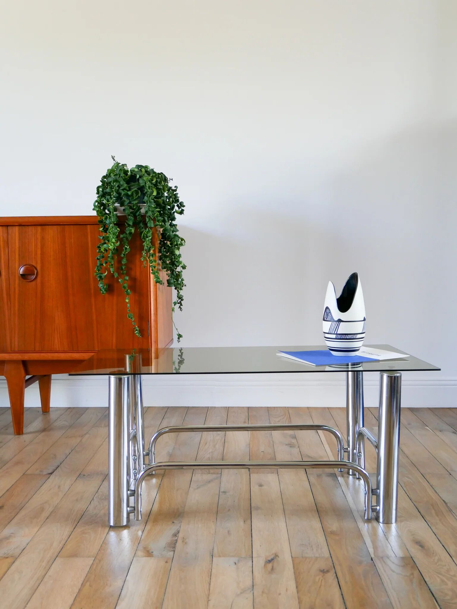 Rectangular coffee table in chrome and smoked glass, design, 1970 - 84 x 38 x 36 cm