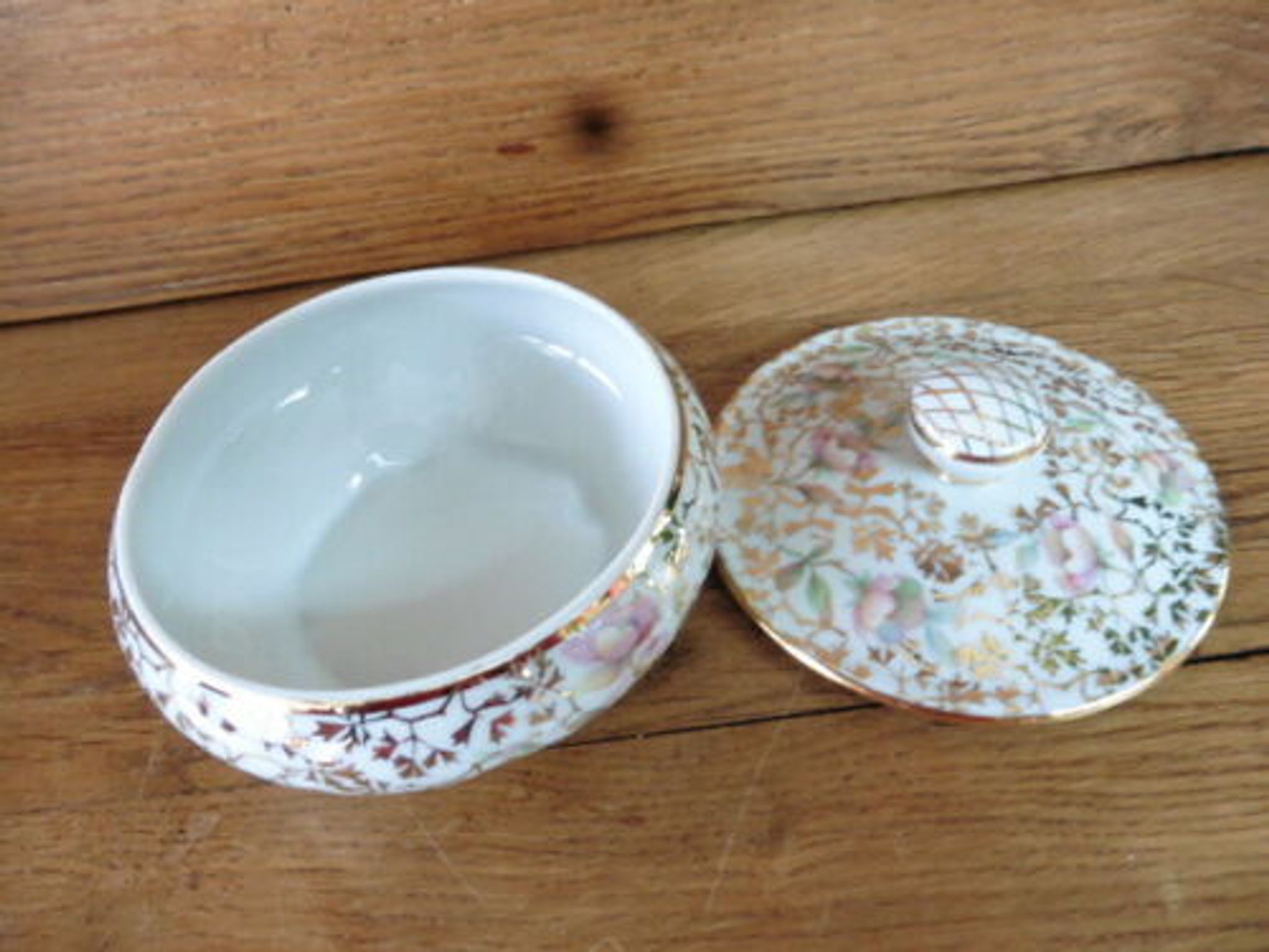 Bonbonnière porcelaine de Limoges signée FM Label de qualité