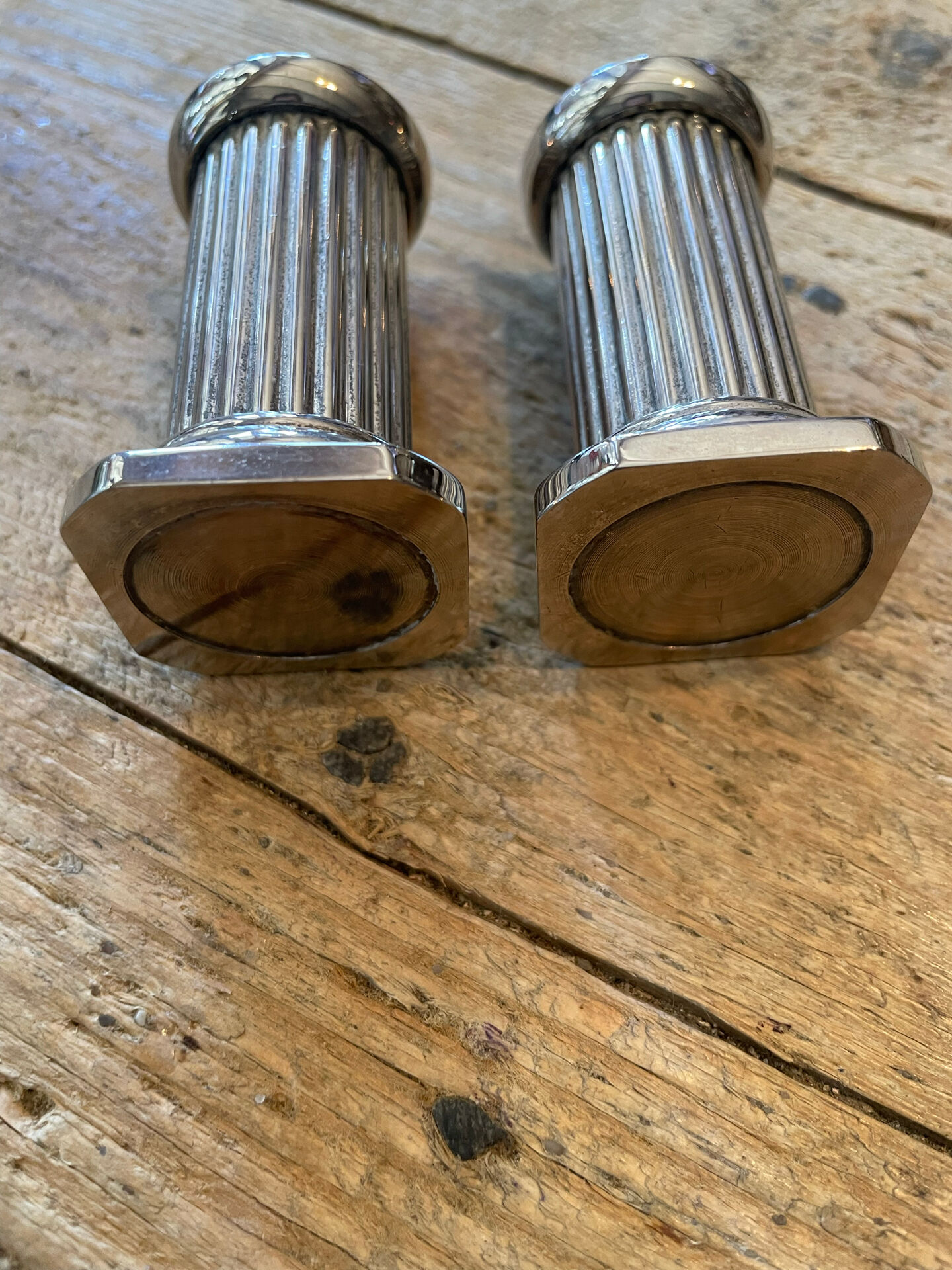 Salière et poivrière ancien en forme de colonne