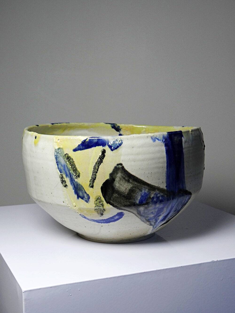 Large hand-turned stoneware salad bowl, signed, vintage from the 80s to 2000s.