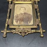 Photographie ancienne d'une femme dans un cadre en laiton