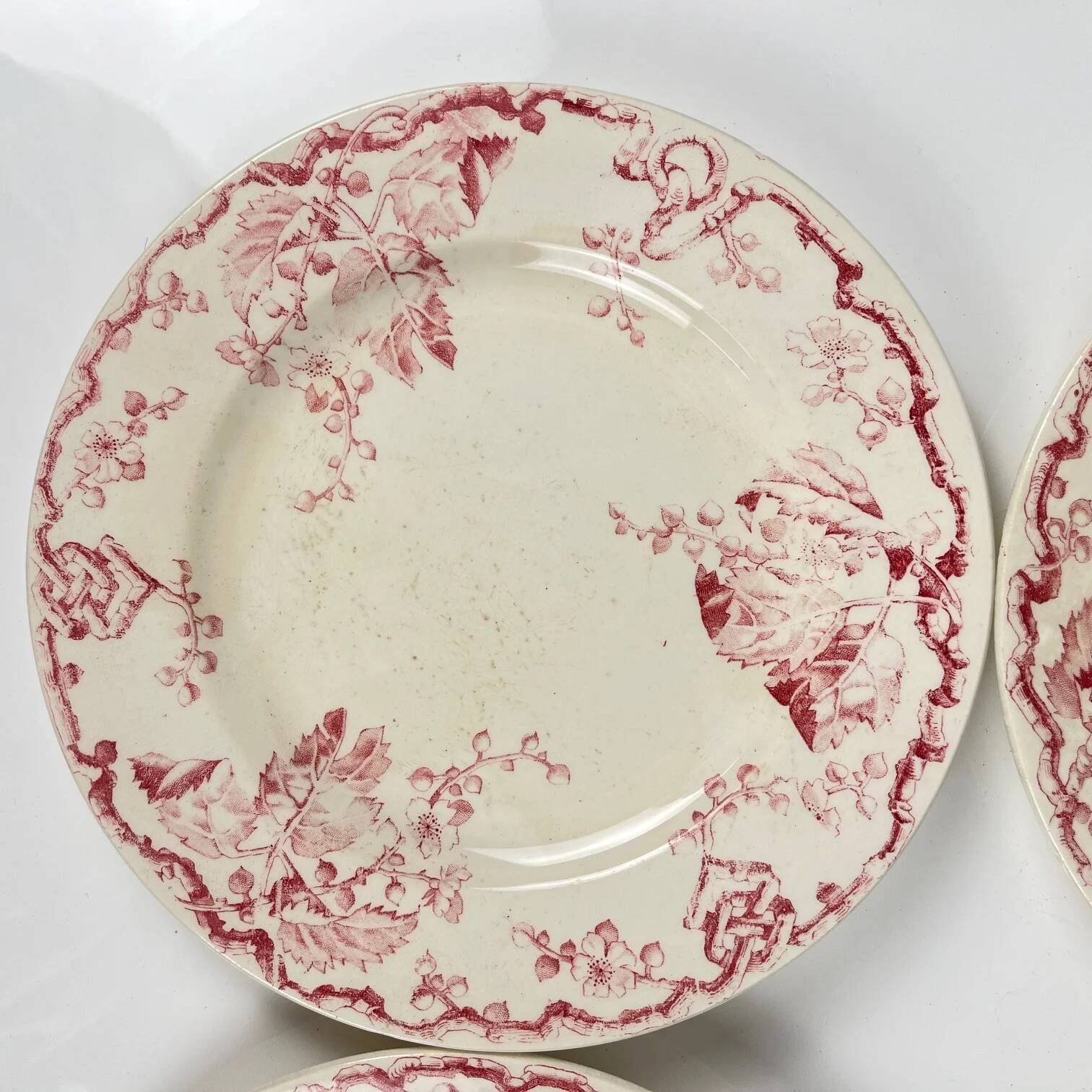 Set of 4 flat plates KG Lunéville Terre de fer, "Fontainebleau", pink, 19th century