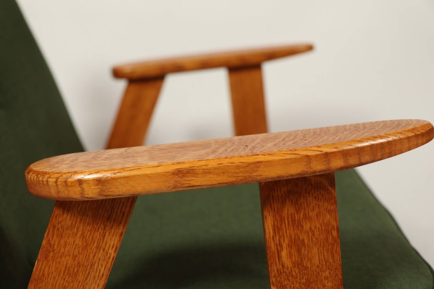 Fauteuil vintage moderne chêne clair vert royal 1962 design par Chierowski