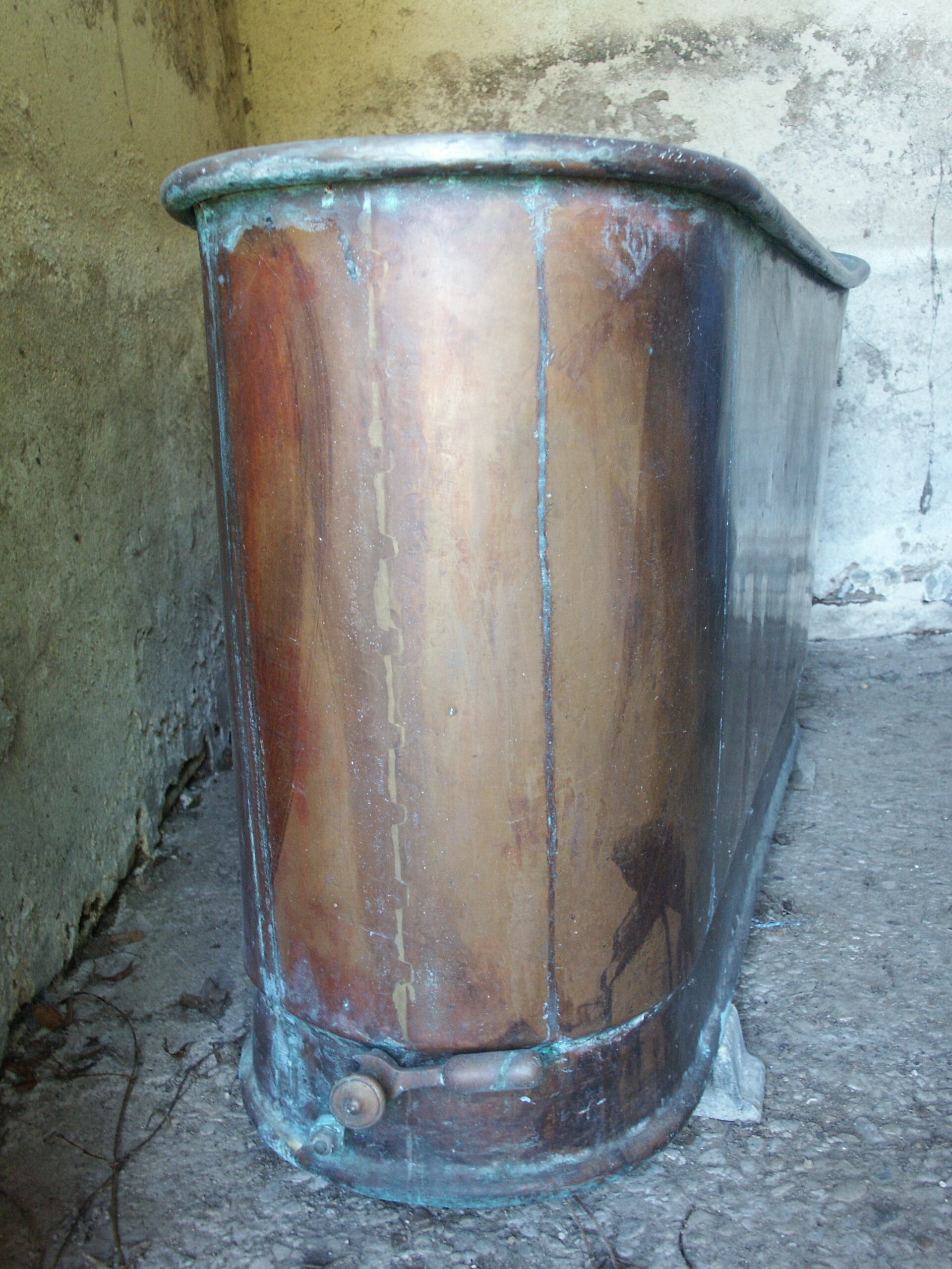 Copper bathtub from the 18th/19th century.