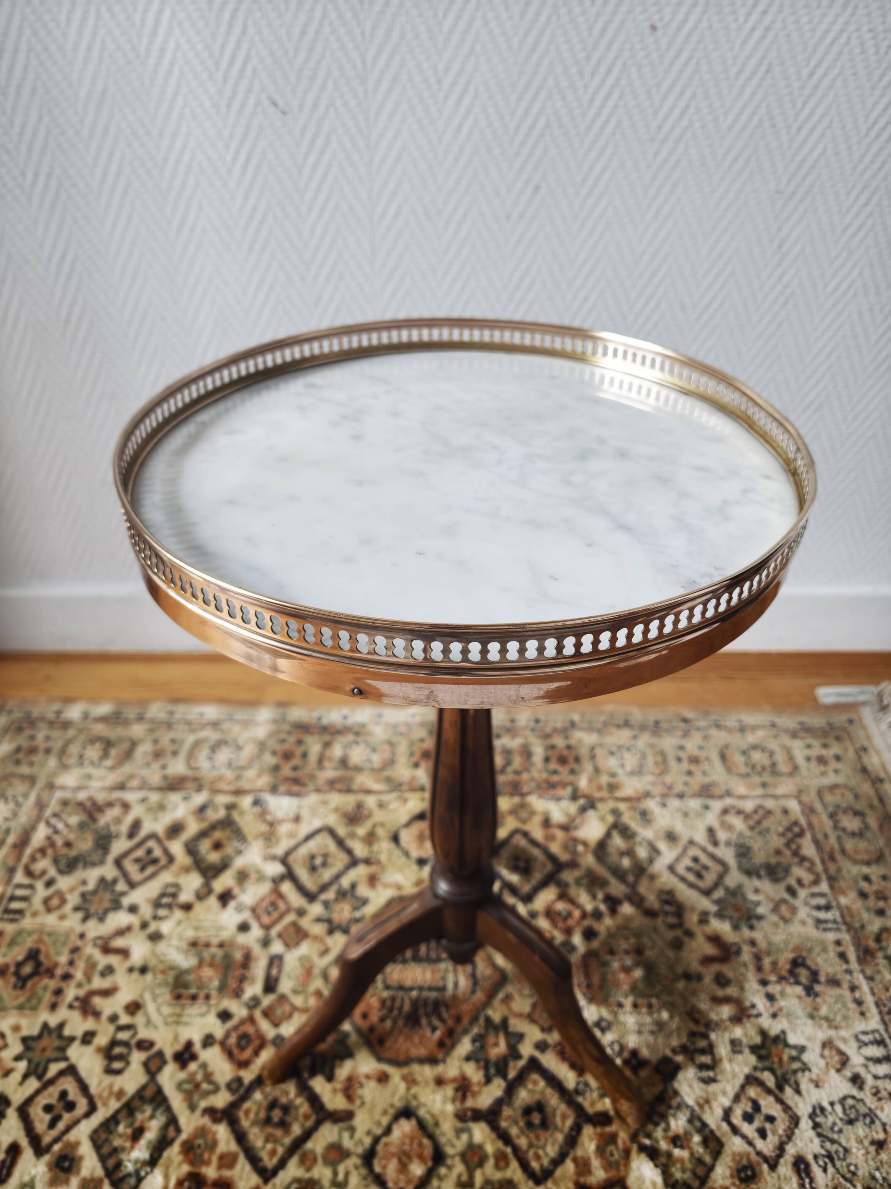 Guéridon tripode style Louis XVI marbre blanc et laiton