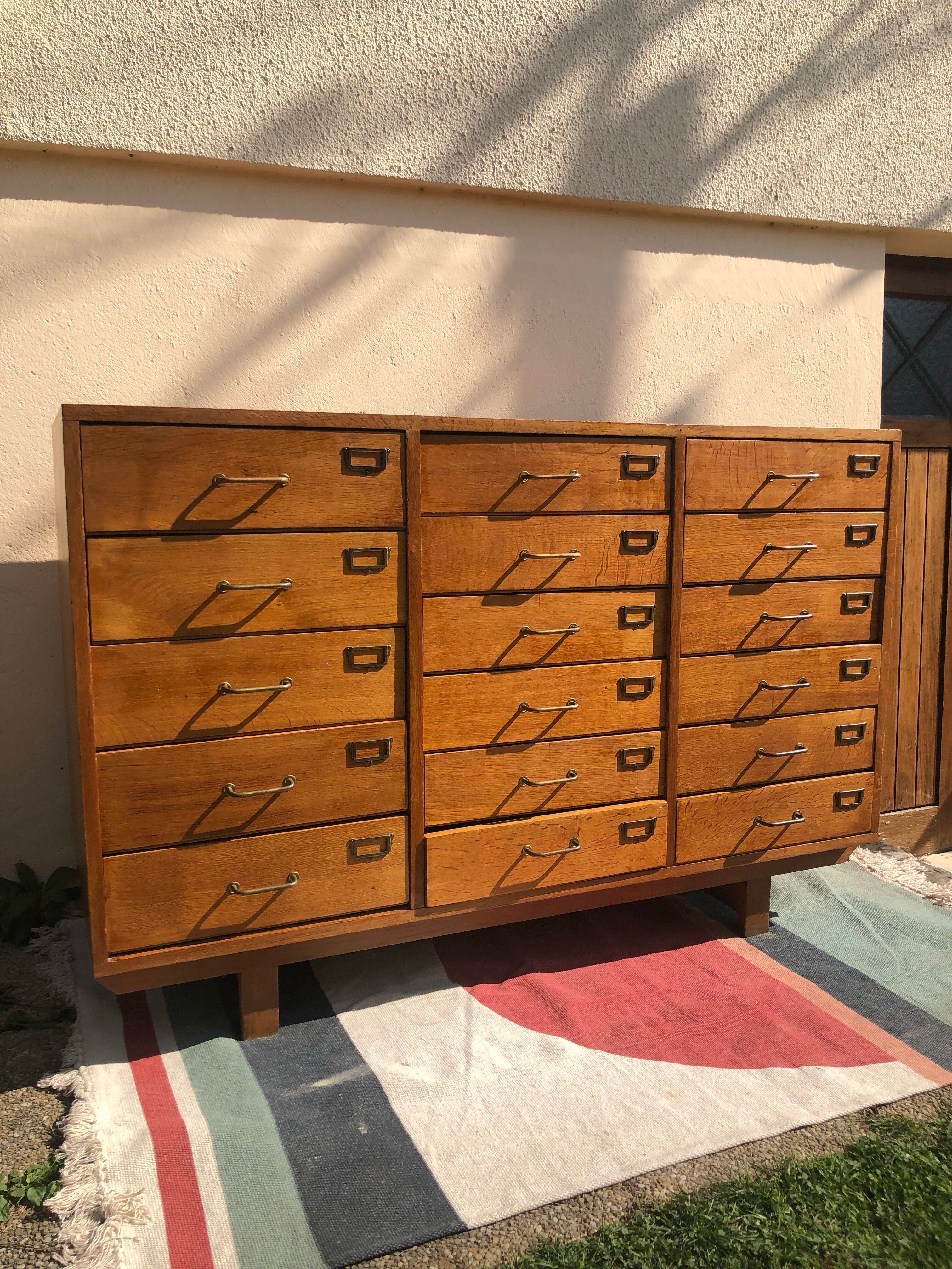 Trade cabinet with drawers