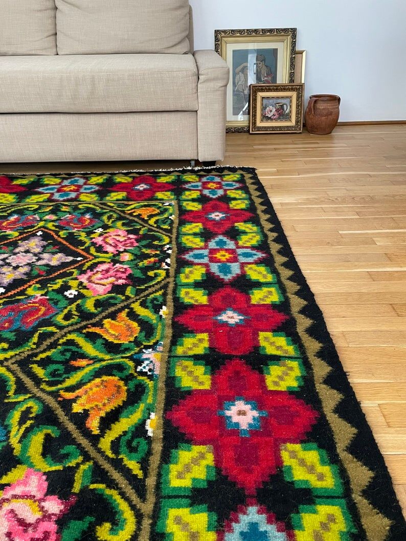 Oltenian floral rug, handwoven in wool, Romania