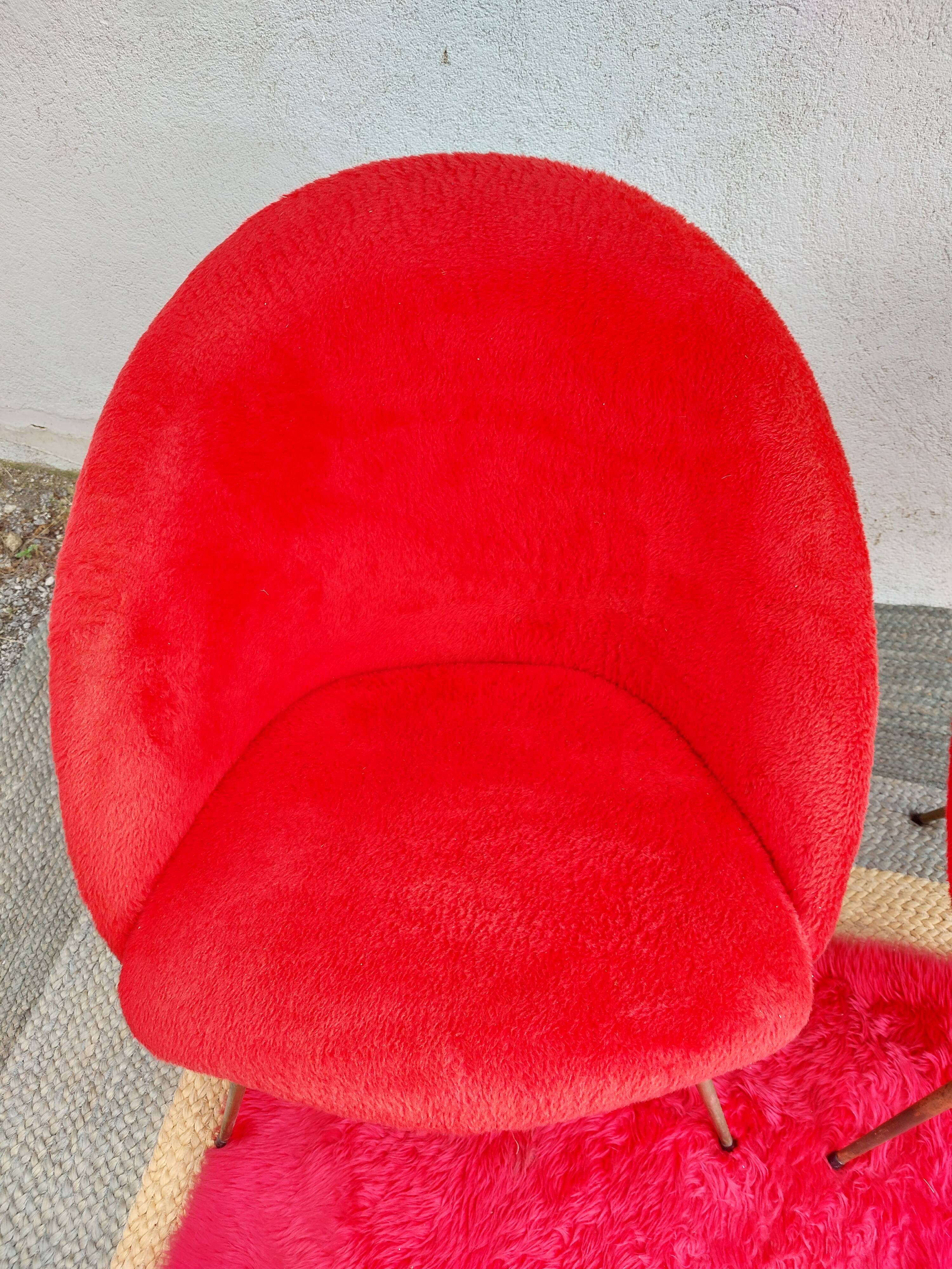 pair of vintage armchairs (red fur)