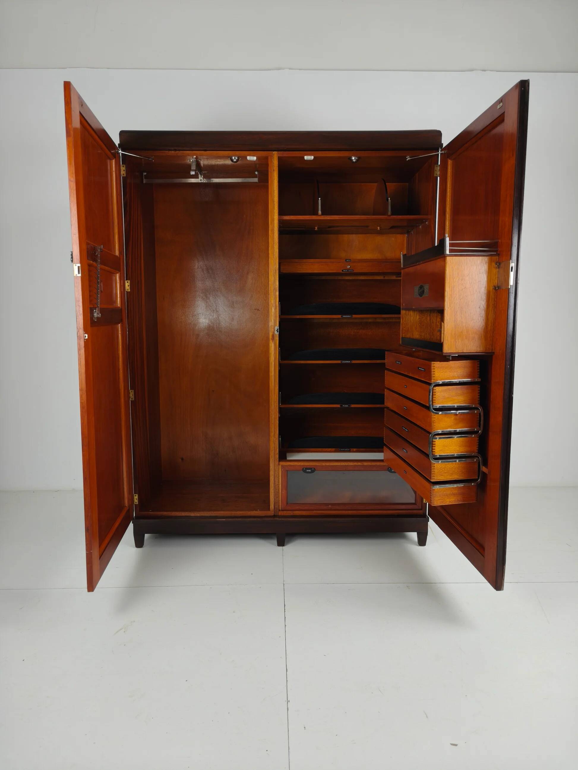 Belle garde-robe pour homme Art déco anglais des années 1920 Compactom Ltd