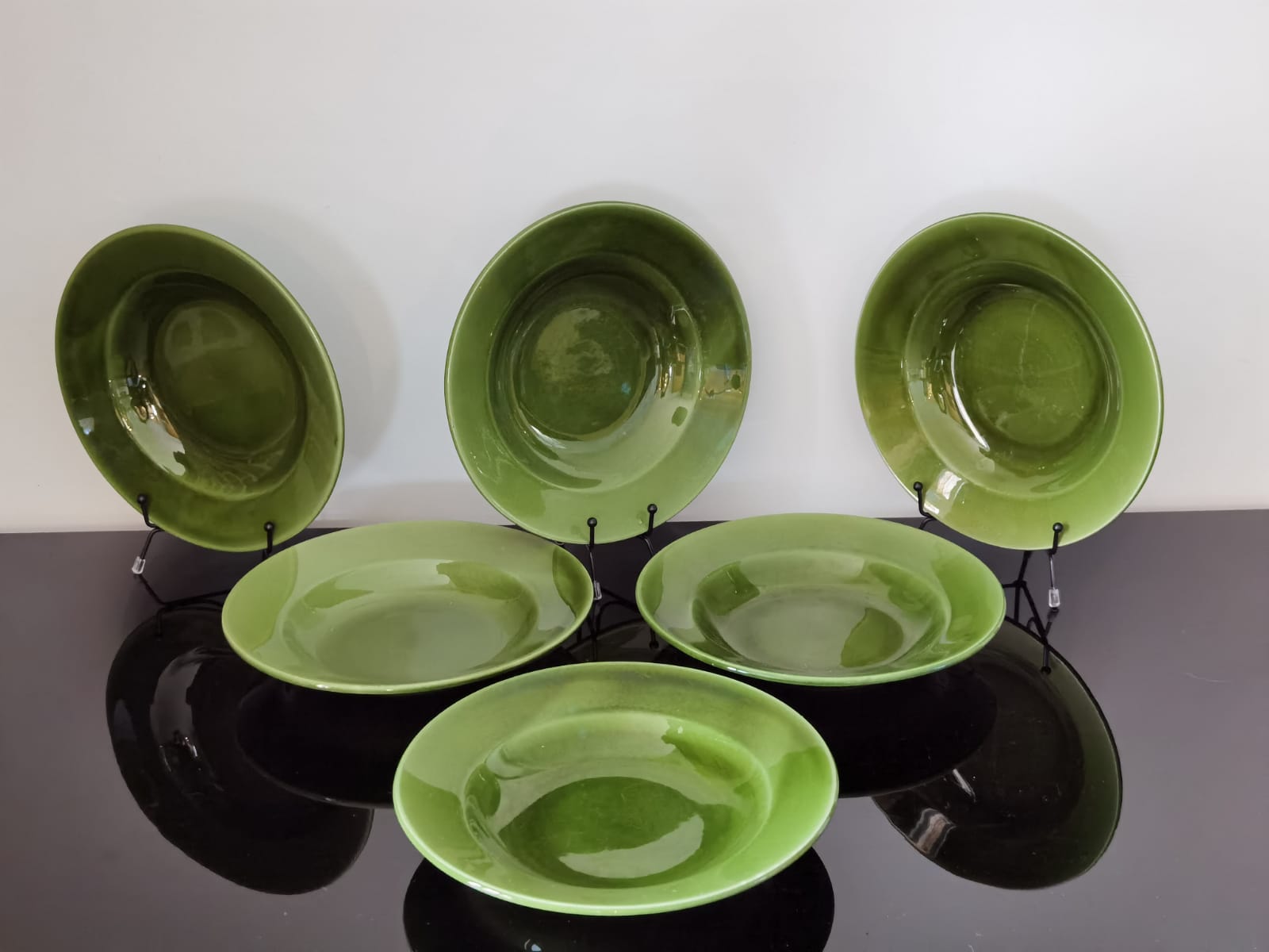 Hollow plates in glazed glazed ceramic green