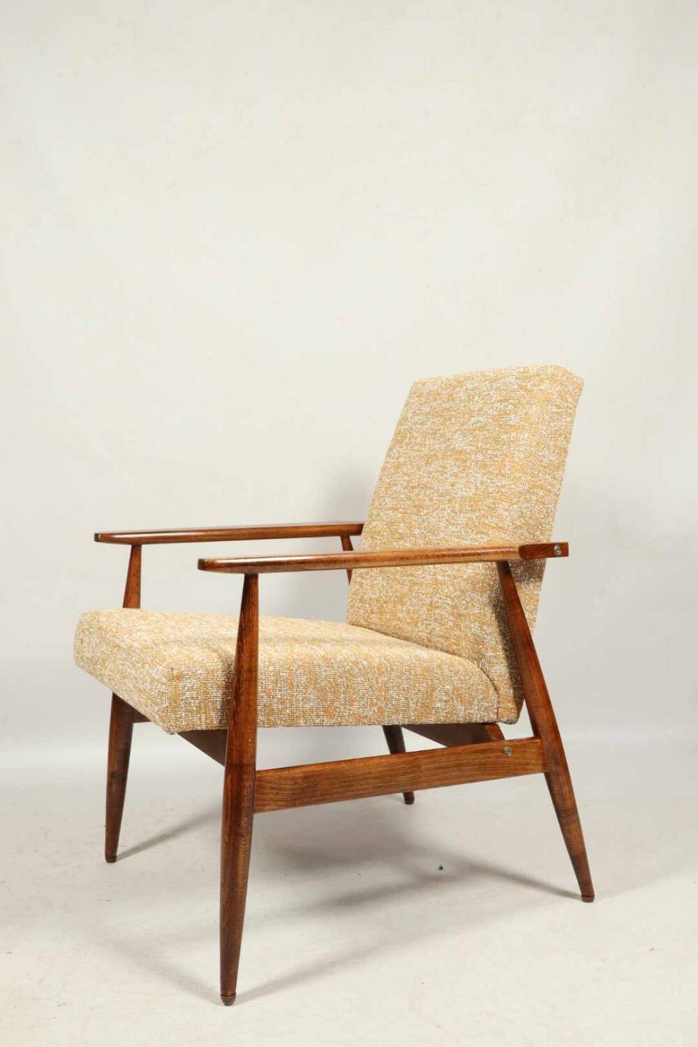 Fauteuil vintage jaune de style scandinave moderne