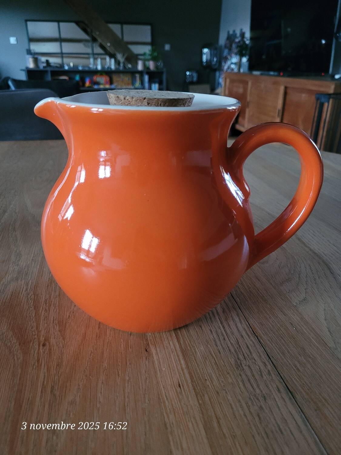 Carafe or pitcher with ice reservoir