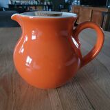 Carafe or pitcher with ice reservoir