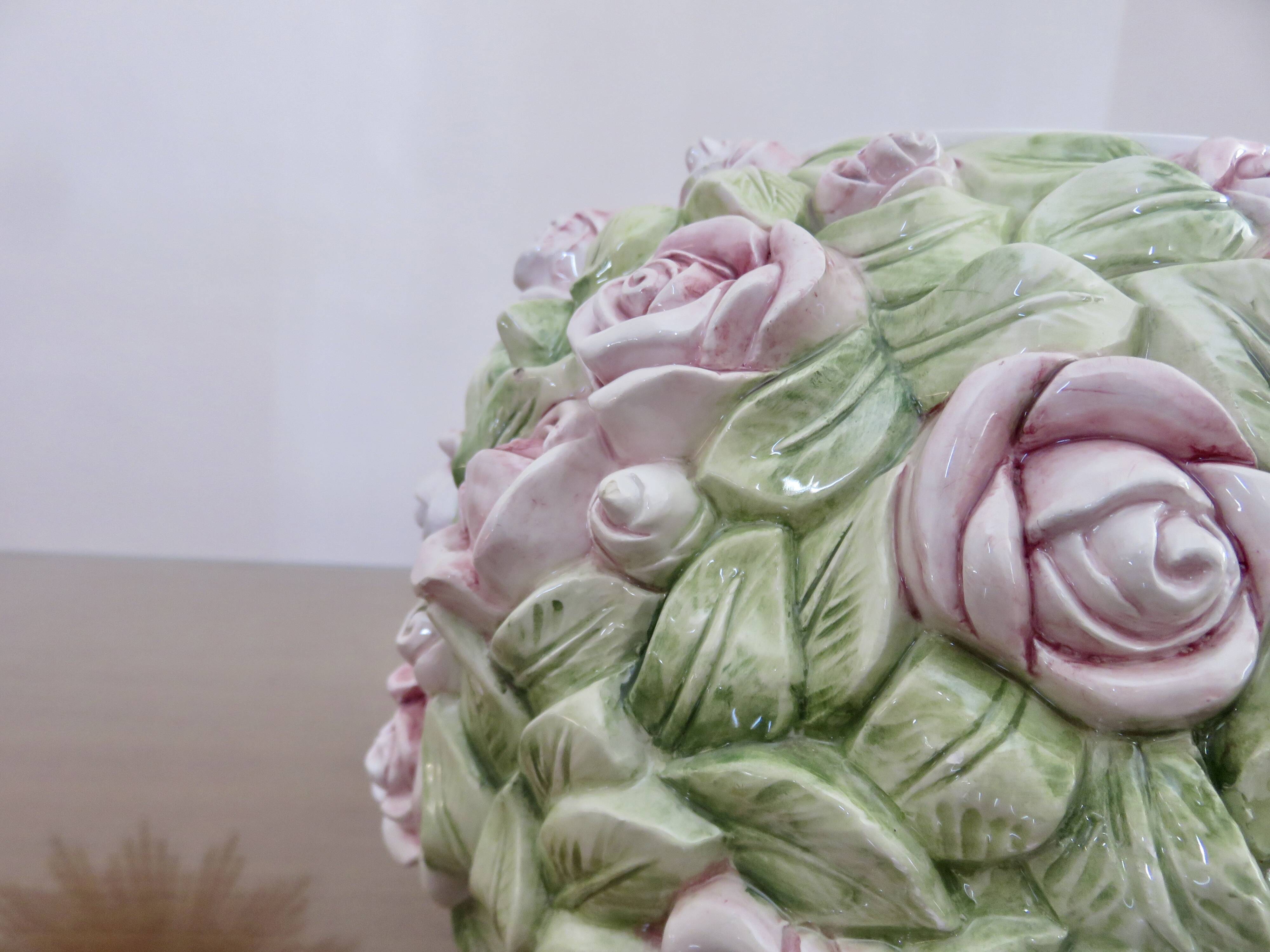 Vase en barbotine, décor floral