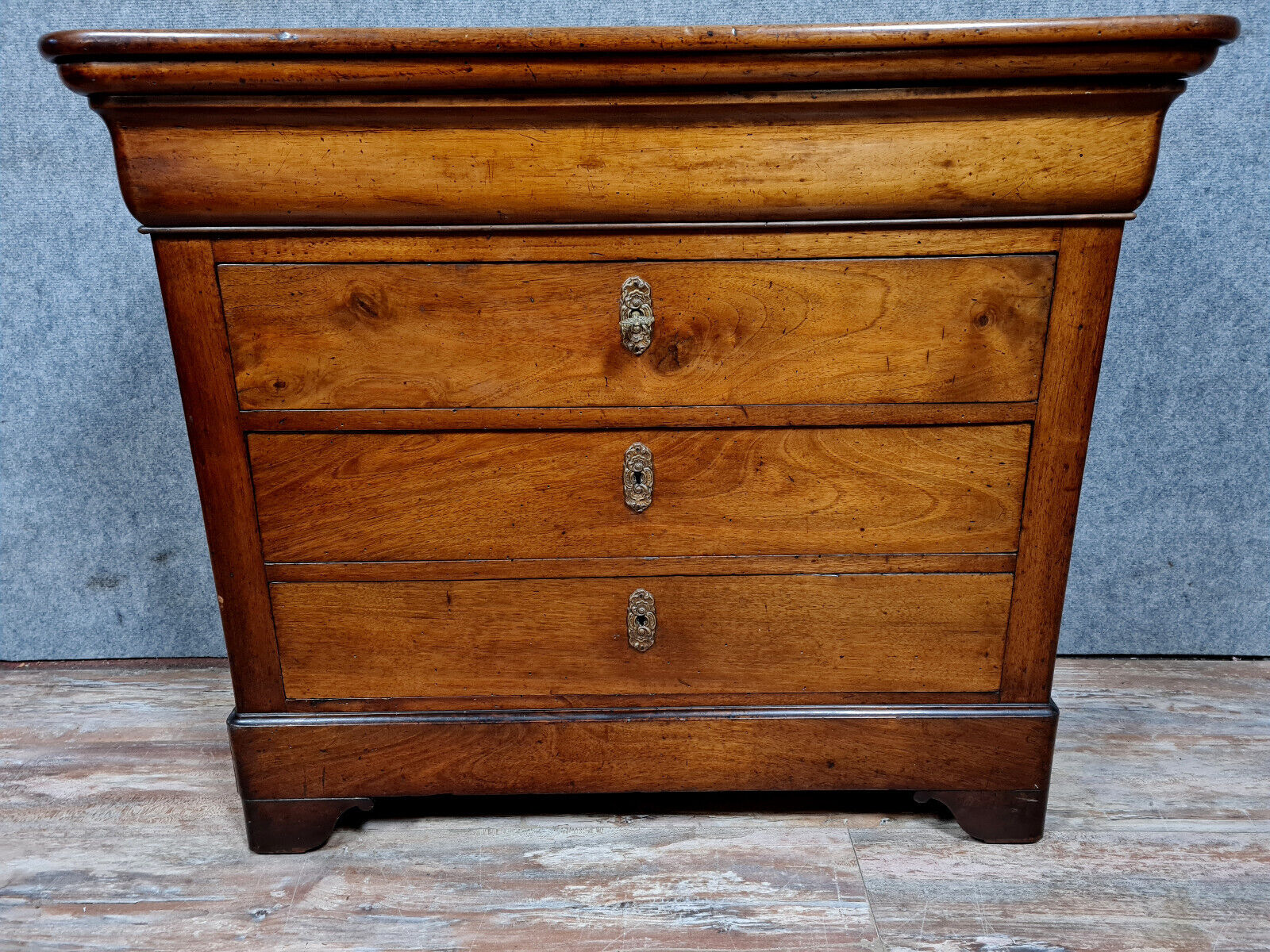 Lady chest of drawers Louis Philippe period in solid walnut around 1830