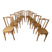 Chaises bistrot en bois brut.