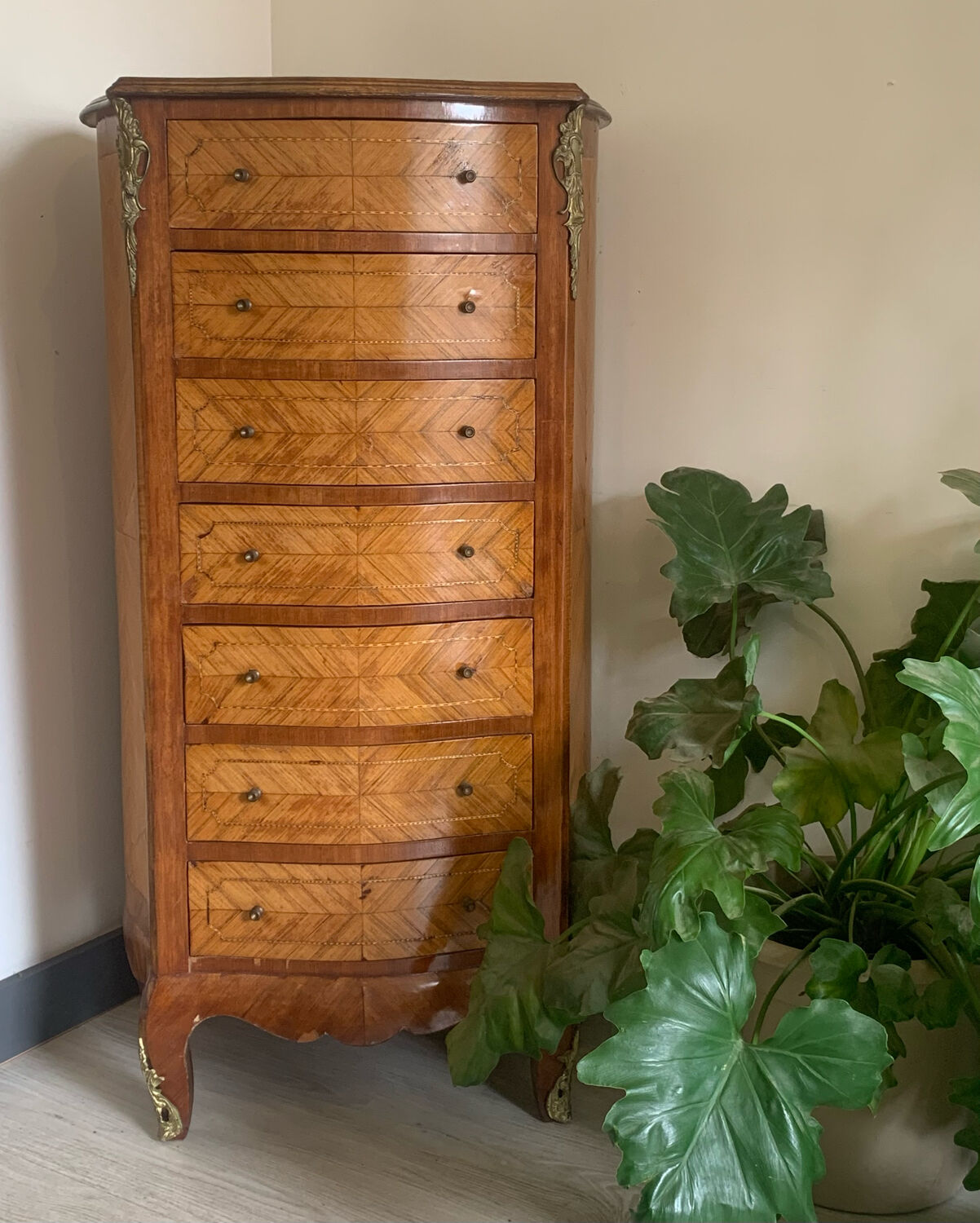 Rosewood weekly and curved marquetry on all three sides
