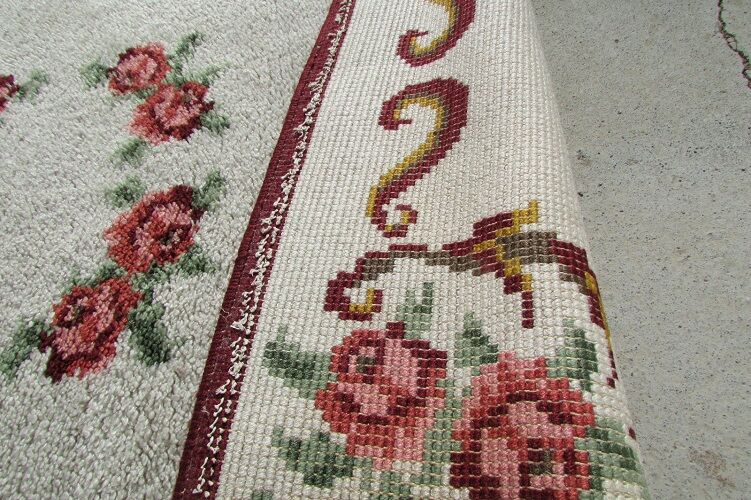 Romantic white and burgundy rug, 190 x 150 cm