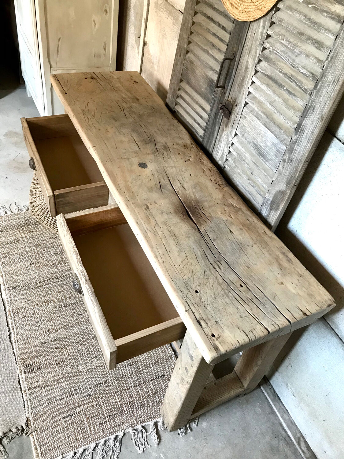 Workbench with drawers